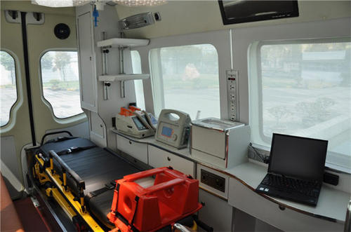 镇康县救护车内部